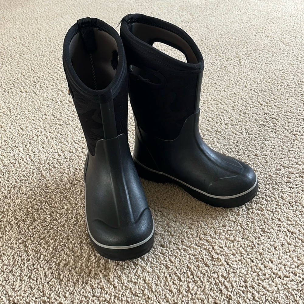 Bogs kids winter boots size 13 black camo